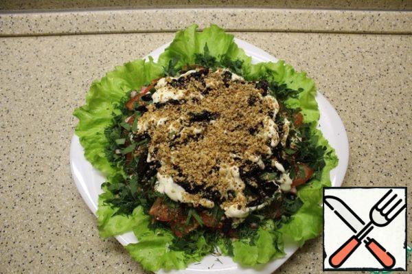 I finish with a layer of walnuts.
When serving, sprinkle the edges of the salad with additional herbs and a few pieces of prunes stuffed with nut kernels.