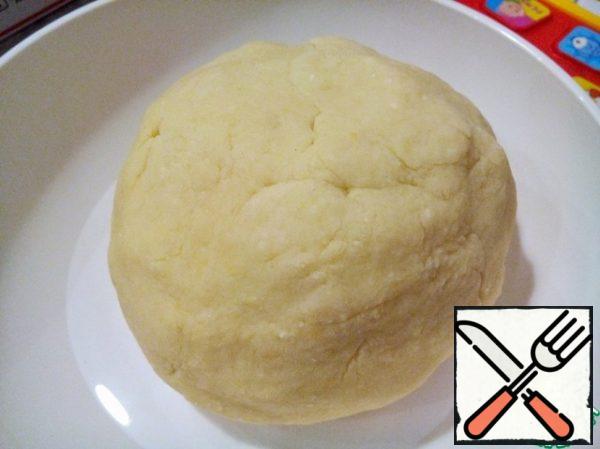 For the dough, mix all the ingredients (pre-sift the flour and add a little), mix thoroughly. The dough should be soft, elastic and not stick to your hands. Put the dough in the refrigerator for 2 hours.
If you use fresh cherries, then remove the seeds and leave them to stand so that they let the juice, which should then be filtered a little.