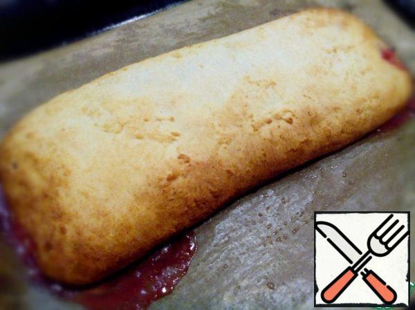 Bake for 25-35 minutes (depending on oven power) until Golden brown, then allow the strudel to cool (until warm). After cooling, still warm cut into portions and serve with vanilla ice cream or whipped cream and chocolate syrup. Completely cooled strudel sprinkle with powdered sugar.