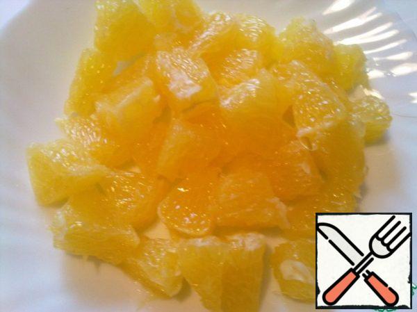 Peel the orange, divide into slices, peel the films and seeds. Cut each slice into 4 pieces. 2 slices and squeeze the juice for the sauce and leave on time.