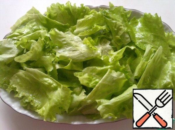 We take a salad bowl, cut lettuce leaves on it, pre-washed and dried.
