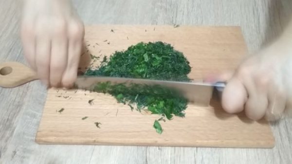 Chop dill and parsley as small as possible - the dish will be more fragrant and tastier.