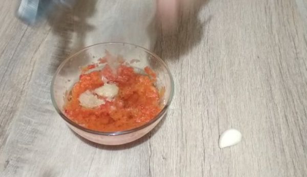 To the pepper, add vinegar, vegetable oil, garlic passed through the press and spices: hot paprika, coriander, sugar and salt.
