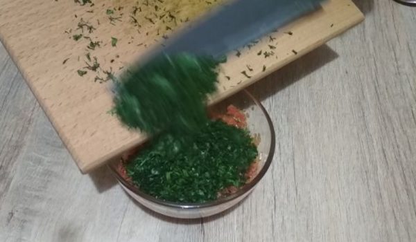 Add chopped dill and parsley, mix everything together.
(If desired, you can add fresh cilantro or basil and fresh hot pepper instead of dried hot paprika.)