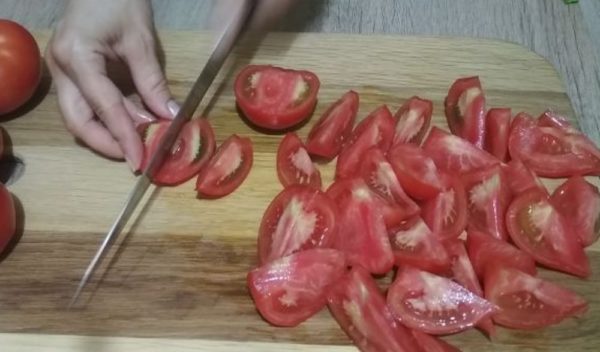 Tomatoes are washed, cut out the place of the stalk and cut the tomatoes into four to six parts, depending on the size of the fruit. Tomatoes are better to take not too juicy, with a fleshy pulp.