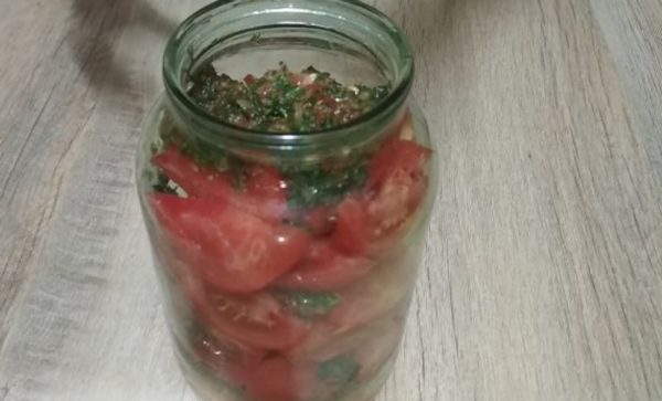 In a jar (I have a jar for one and a half liters), we put a layer of tomatoes, pour the prepared dressing sauce. Then the next layer of tomatoes and dressing again. Thus, we put all the tomatoes with dressing in a jar.
