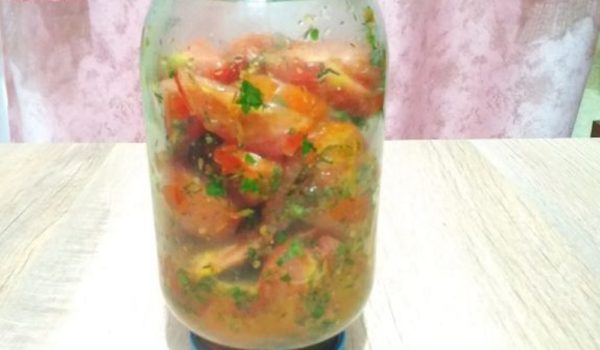 We close the jar with a plastic lid. Slightly twirling the jar in your hands so that the dressing is evenly distributed over all the tomatoes.