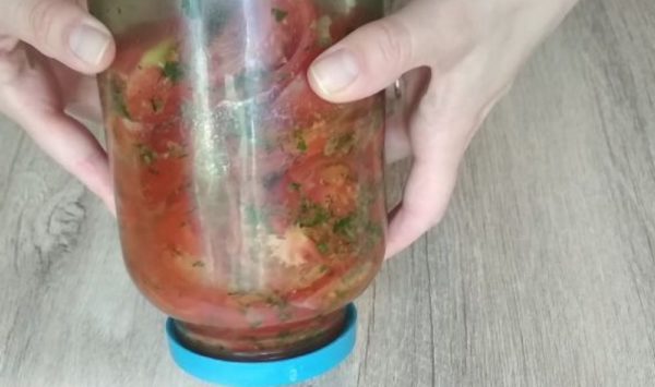 Turn the jar upside down. We put it in the refrigerator for 12 hours.
When you open the jar, the top tomatoes will be slightly more marinated, and the bottom ones will then be marinated.