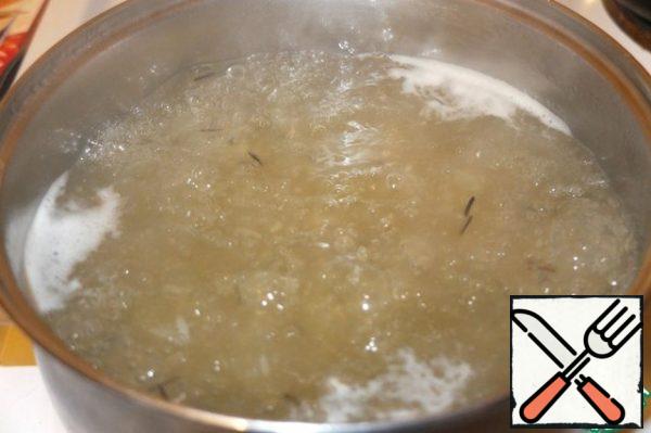 In the boiling broth add the rice (Cooking time rice 30 - 35 minutes.).