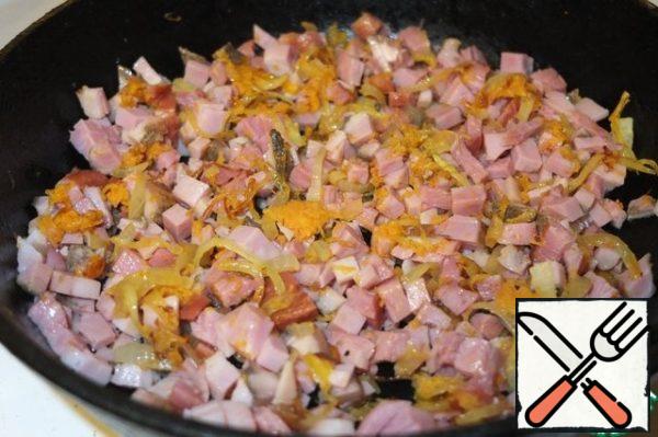 Add the smoked meat, fry for a couple of minutes, remove from heat.