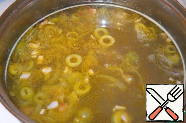 In a pot of broth and rice, fill vegetables with smoked meats, gherkins and olives.
Boil for five minutes, turn off.
