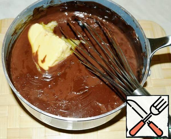 Remove the mixture from the heat and add vanilla essence and butter! As you can see, an unpleasant film forms quickly on the surface - it is very actively removed.
