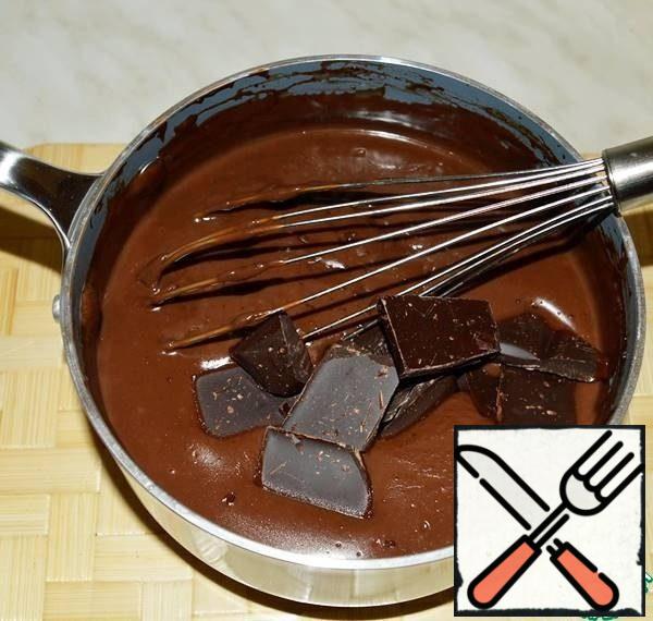 After the butter, send the broken chocolate to pieces and mix the pudding again until it dissolves completely.
Now there are two scenarios:
1) the resulting pudding can be laid out for solidification on portion of the cream or glasses and sent to them for solidification (do not forget to cover with cling film to avoid the appearance of the same crust)2) leave all the pudding in one bowl, cover with cling film and put in the refrigerator until thickening and cooling. Then fill them with a culinary package and beautiful otkryvaem in portion bowl (I chose this option)
Decorate the pudding on your own! I made it a cookie with pink beads.