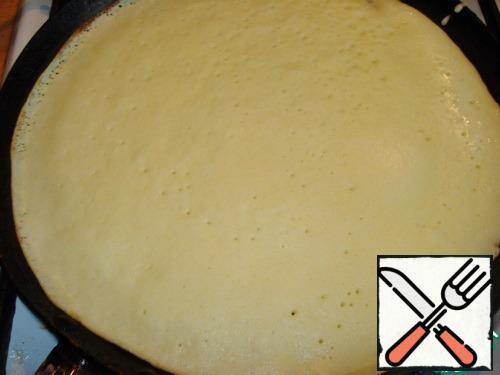 In a frying pan for eggs fry bacon slices, set aside, fry the eggs for 3 pieces per serving. Another frying pan, heated, lubricate with oil and pour a ladle of dough.