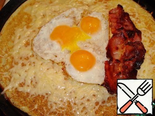 In the middle put the eggs, bacon slices.