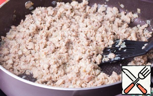 Add minced meat. Minced meat can be any, I have a mixture of pork, beef and chicken. Put out until the minced meat is ready. It's good to break all the lumps.