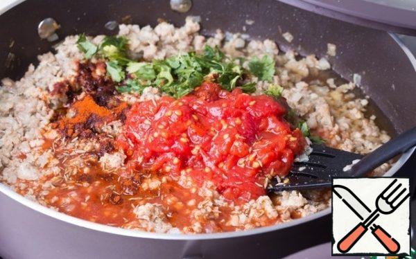 Peel tomatoes (if any), finely chop. Finely chop the parsley. Add parsley, tomatoes (together with juice), water, paprika, cumin to the minced meat. Add salt and pepper to taste. Put out a few minutes (3 to 5).