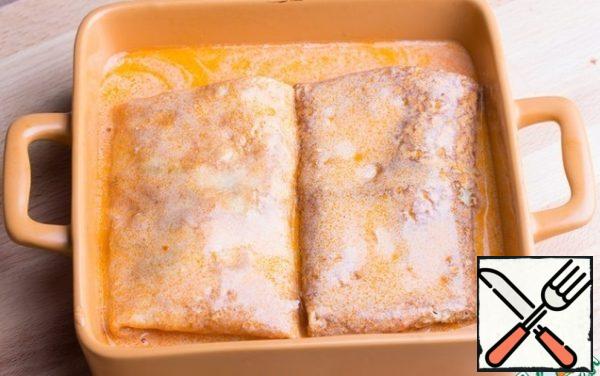 Preheat the oven to 175 degrees. Pour the pancakes with the resulting sauce and bake in the oven for 15 minutes. Serve with the remaining sauce in the mold.