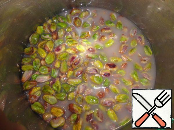 Pistachios are clean, pour boiling water for 30 minutes.