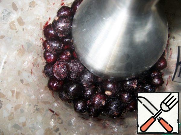 If the currant is frozen, thaw it and grind with a blender.
Agar-agar soak in water (I used agar rare, flaky 3 tbsp, so all the water is gone for him, you can add the remaining water during cooking). Better yet, consult your user manual for your hangar, as it is required for 250 ml.