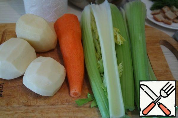 Cut the bread into cubes, dry it in the oven or in a frying pan with vegetable oil.
Wash the vegetables, peel them.
