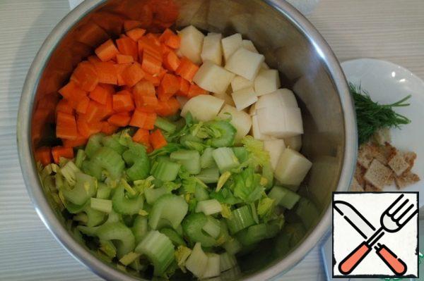 Carrots and potatoes cut into cubes, celery-pieces. Pour 1 liter of water. Cook for 20 minutes.
I used the soup program in the slow cooker.