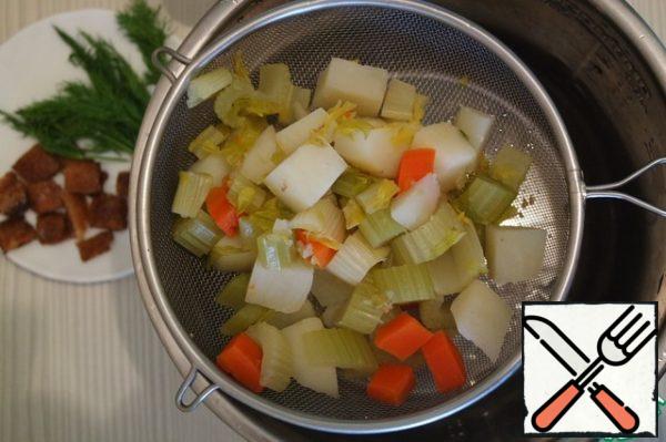 Toss the vegetables in a colander. Measure 1 liter of broth.