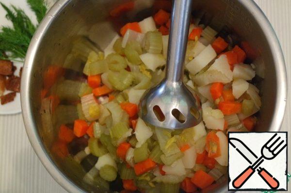 Vegetables blend it with an immersion blender. Again, pour the broth, add salt, pepper and bring to a boil.