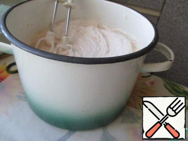 Then add the second egg white, whisk until the whole mass increases in volume 3-4 times.
