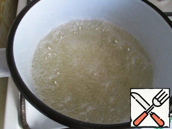 How I praised myself for taking a 3-liter pot!!!
One eye was watching the syrup!
So it's not ready yet: