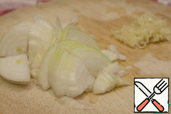 Peel onions and garlic. Onions cut into half rings, garlic grate.