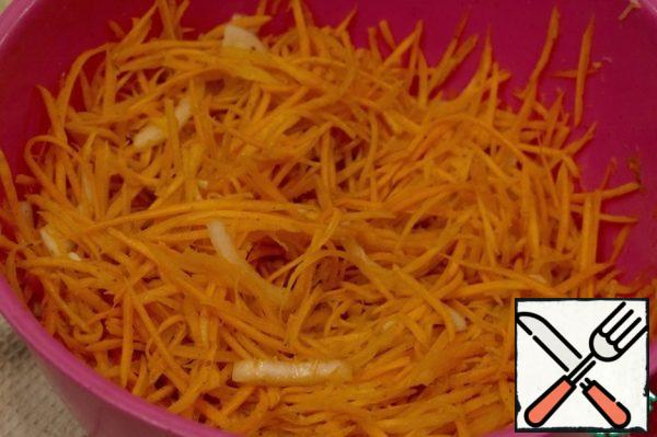 Take a large salad bowl. Combine carrots with onions and garlic, add spices and lemon juice, mix thoroughly. Cover the bowl with a flat plate, put the "load" on top (I put a saucepan of the appropriate diameter with water). Refrigerate for at least 12 hours.
