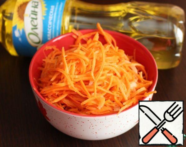 Season the finished carrots with sunflower oil, serve to the table. Storage put the carrots together with the juice in a jar and put in the refrigerator.