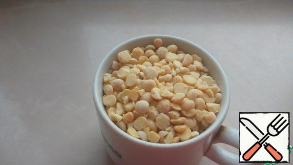 Peas and millet are taken in equal quantities. I measure out 100 grams per cup of coffee. Measure out the peas.
