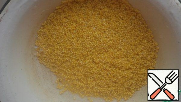 When the peas are completely boiled, measure the millet. Rinse it and put it in a saucepan with peas, adding water about 2 fingers on top. During the cooking process, you can add water if it boils. Salt.
