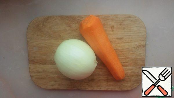 Peel carrots and onions.