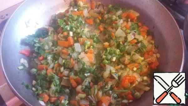 When the carrots and onions are fried, add the herbs and chopped garlic. I put garlic instead of wild cherry. Add ground black pepper. Fry for no more than 2 minutes, so as not to lose the aroma of fresh herbs.

