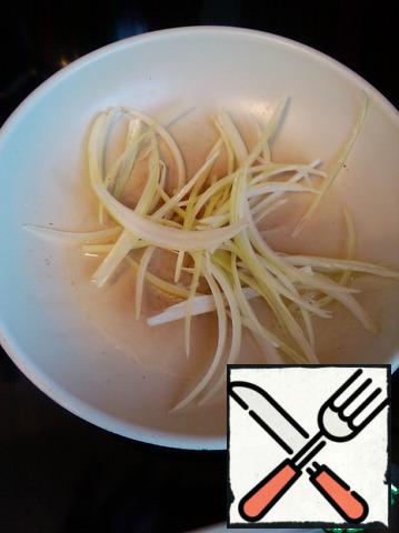 Heat oil in a frying pan, toss onions and fry for 1 minute.