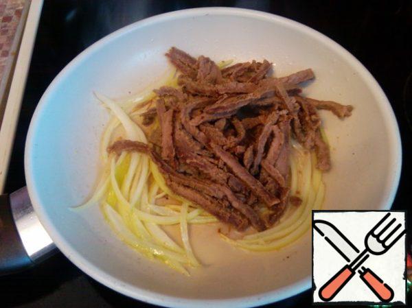 Add the chopped beef to the onion and fry for another 1 minute.
