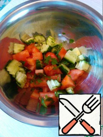 Add the chopped vegetables into a salad bowl.