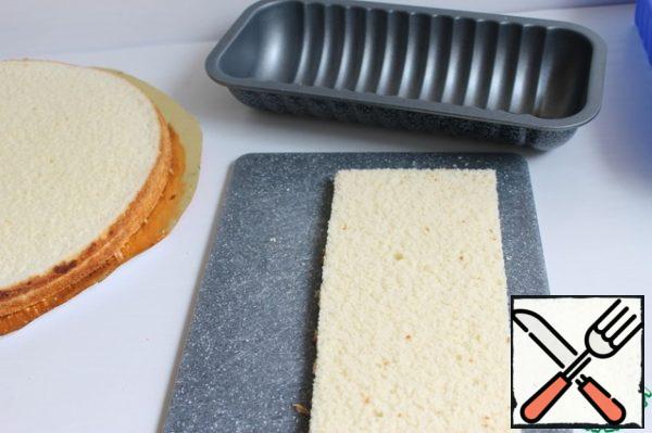 Prepare the forms. The biscuit that I keep, cut into 3 cakes. From this amount of souffle, you can make a round cake of 26 cm or, as I turned out, 3 different cakes. I took different forms.
So, let's cut the biscuit into the bottom of our molds.
