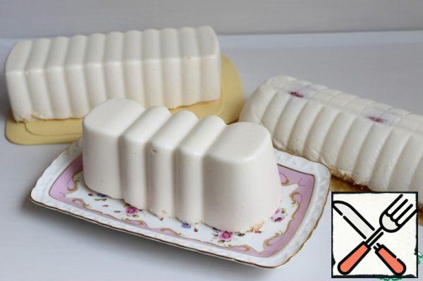 After a while, we take out and remove the form.
I have 3 of these cakes. Put it in the freezer. While preparing the glaze.
