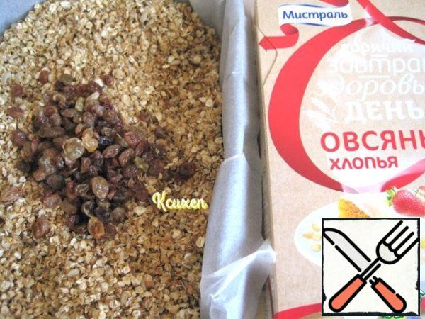 Pour the raisins with hot drinking water and leave for a while until the granola is baked. 2-3 minutes before the granola is ready, drain the water with the raisins, dry it and add it to the granola. Return the baking sheet to the oven for another 2-3 minutes. Granola is ready. Allow it to cool completely and transfer to a lockable storage container.
