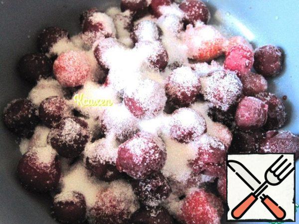 For the berry layer: put the frozen berries in a saucepan, cover with sugar, add vanilla, bring to a boil and cook for 5 minutes. Dissolve gelatin in a water bath, strain.
