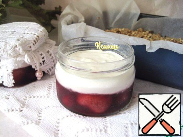 I have homemade creamy yogurt, pre-cooked in a slow cooker. Mix the prepared gelatin with warm berry sauce - most of it, with yogurt - a smaller part. Then I did the following - I poured the berry jelly into jars, filling 1/3 of the jars and, to speed up the process, put it in the freezer for 30 minutes so that the jelly would "grab". Put the yogurt in a separate bowl in the refrigerator. When the berry jelly "grabbed", I carefully put it on top of the yogurt layer, filling it with another 1/3 jar. The jars were covered with lids and left in the refrigerator overnight for the layers to completely solidify.
