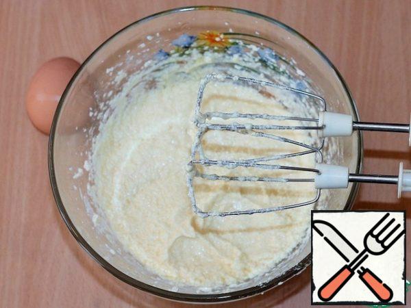 Prepare the DOUGH for the cupcake. Cream the margarine to mix with sugar. Add one egg + yolk to the mixture, mix and beat with a mixer.