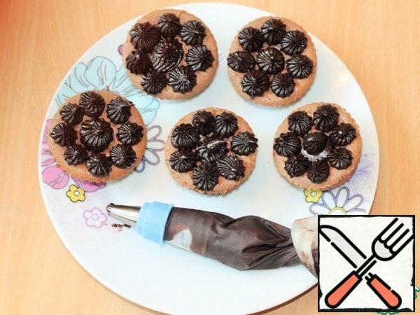 Put the warm cream in a bag. Take any head for the bag. I have an asterisk. And decorate the cupcakes on top. I was still missing some cream inside the cupcakes.
