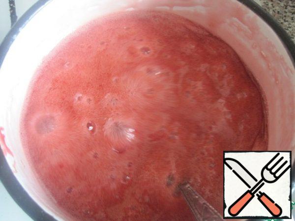 Boil until the middle ball ( in cold water drip strawberry syrup, a drop should be collected in a ball and not spread and at the same time should remain soft plastic) A prerequisite to cook the syrup. If you no boil marshmallow will spread, if you digest the weight, hard, rubber, rough.