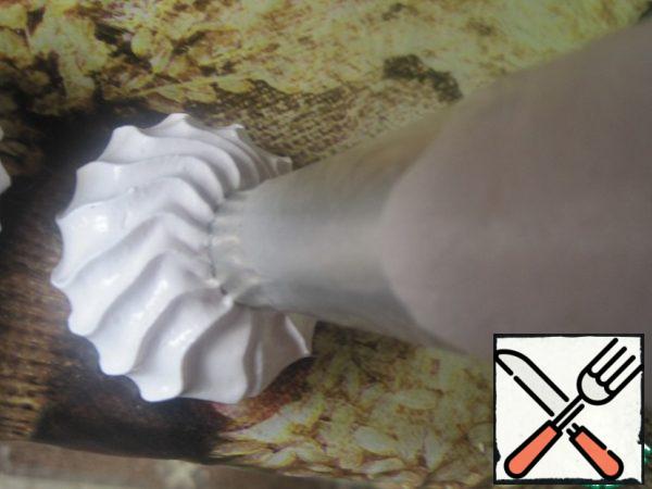 Put the marshmallows on the table with a pastry bag and a nozzle.
