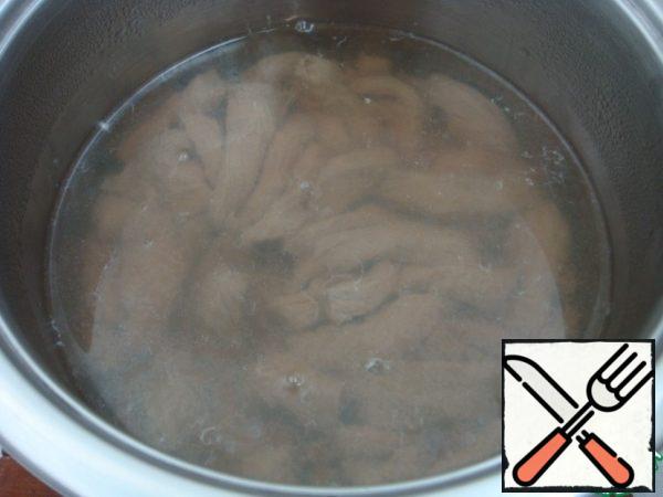 Then pour the meat 300 ml of boiling water, add two tablespoons of soy sauce and cook under the lid for an hour until soft beef.